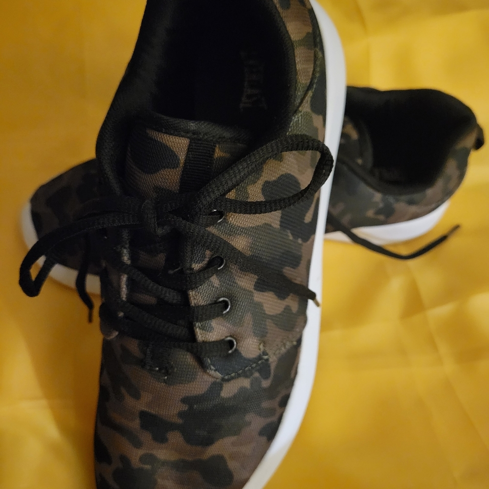 Woman's Everlast Camouflage Tennis Shoe - Picture 5 of 7